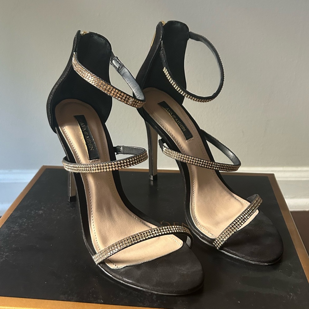 Black Ava & Aiden heels in good condition.